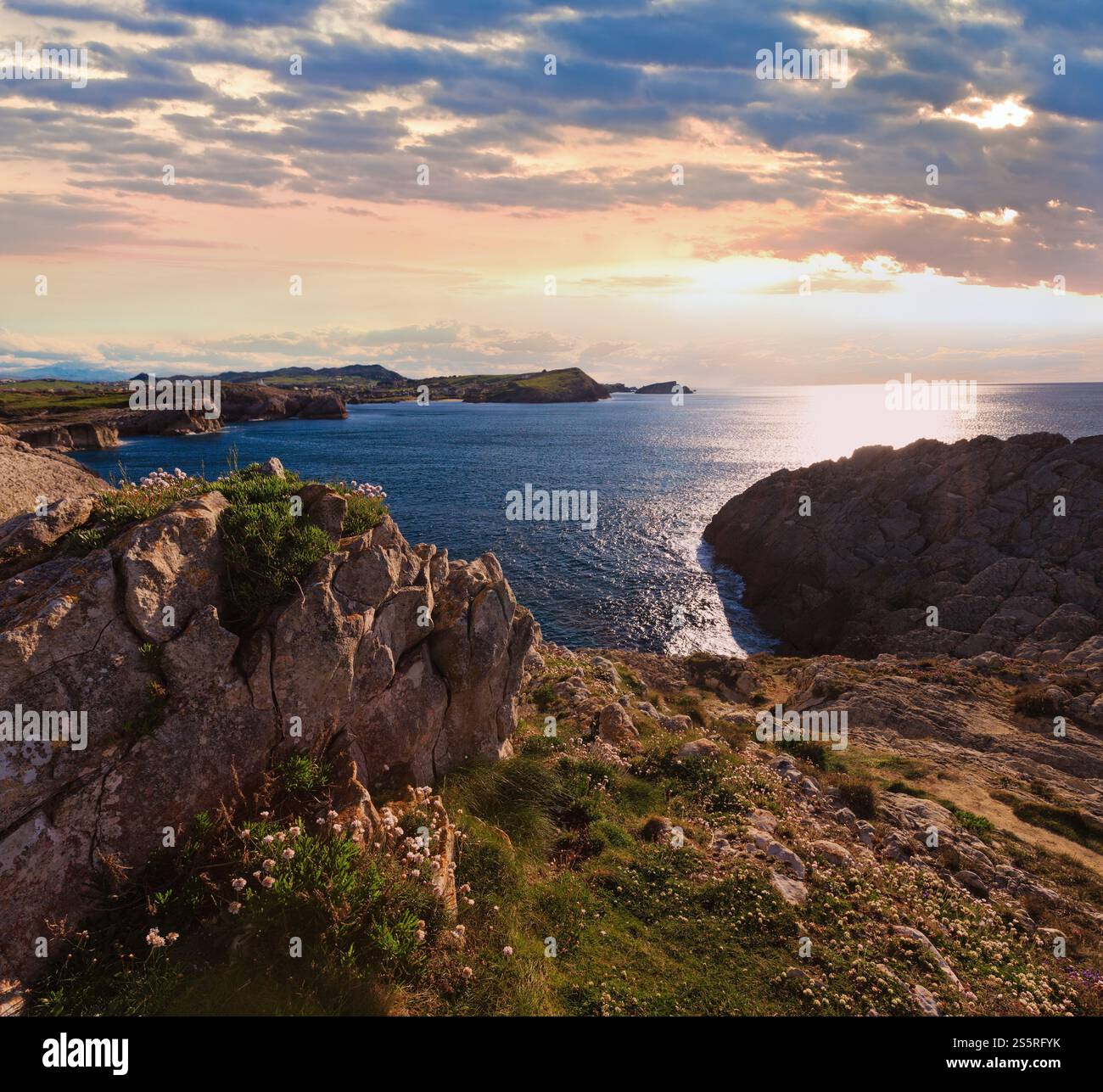 Soirée de printemps paysage littoral de l'océan Atlantique avec la réflexion sur la surface de l'eau (Cantabrie, Espagne). Banque D'Images