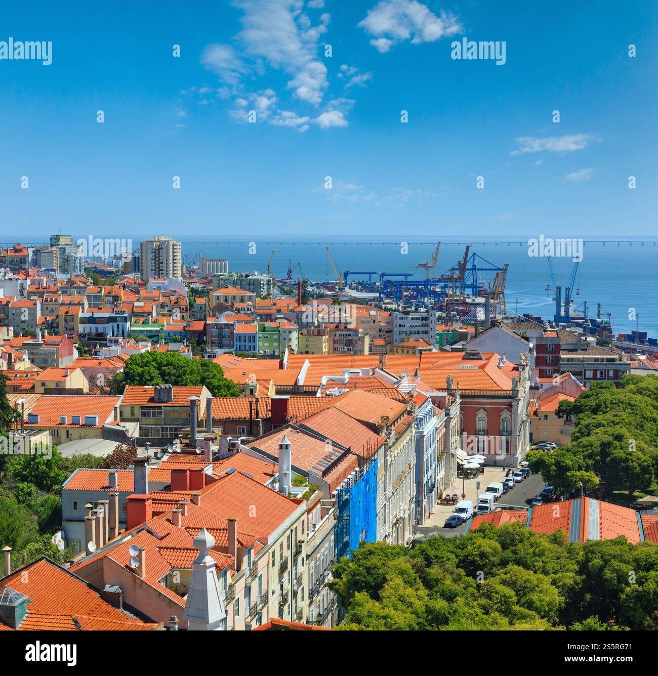 Port de mer avec vue sur la ville de grues et toit du monastère à Lisbonne, Portugal. Banque D'Images