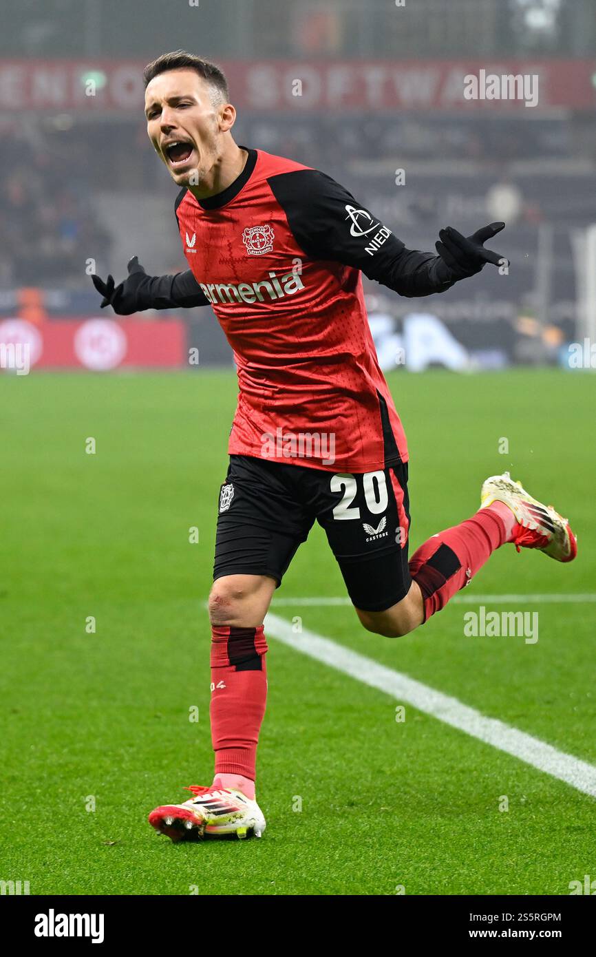 Leverkusen, Allemagne. 14 janvier 2025. Alejandro Grimaldo du Bayer 04 Leverkusen célèbre le but lors du match de première division de Bundesliga entre le Bayer 04 Leverkusen et le 1.FSV Mainz 05 à Leverkusen, Allemagne, le 14 janvier 2025. Crédit : Ulrich Hufnagel/Xinhua/Alamy Live News Banque D'Images