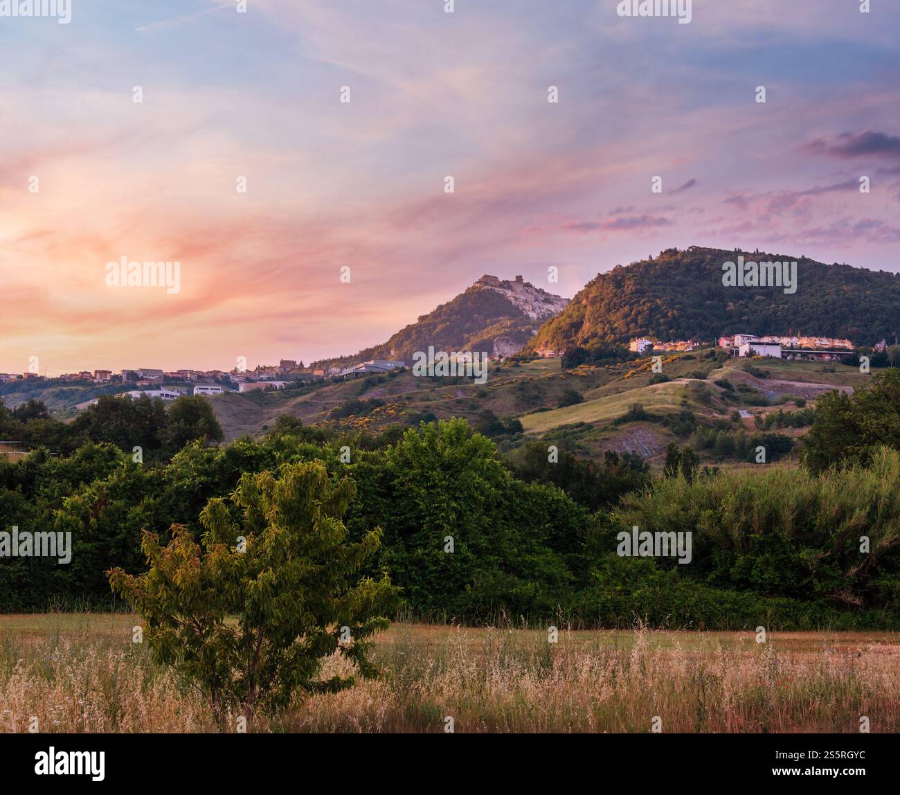 La République de Saint-Marin (la plus ancienne république du monde) vue au lever du soleil avec Monte Titano de loin. Banque D'Images