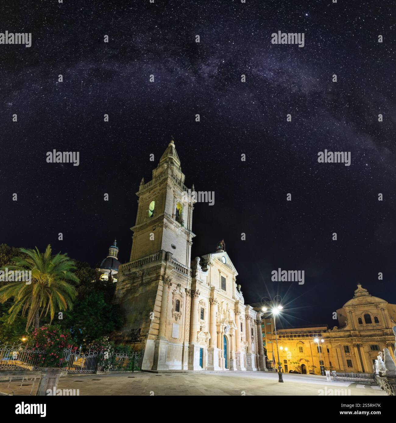 Nuit Cattedrale di San Giovanni Battista dans la vieille ville sicilienne médiévale de Raguse famos (Sicile, Italie). Bâtiment en 1718-1820. Effet de reflets internes Banque D'Images