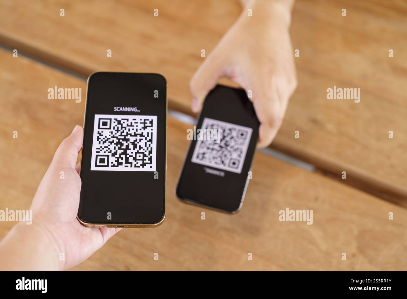 Paiement par code QR. E portefeuille. Man scan tag accepté générer paiement numérique sans argent.scan code QR en ligne shopping paiement sans espèces et Banque D'Images