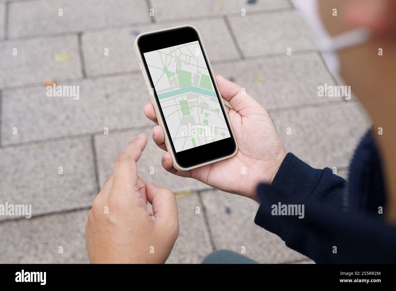 Femme avec des bagages dans la rue du centre-ville de recherche d'emplacement dans l'application de carte en ligne sur téléphone intelligent en utilisant la navigation GPS Banque D'Images