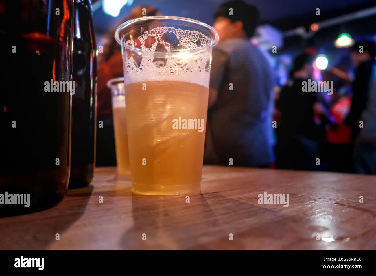 Bière pression. Prendre un verre en soirée à la fête du pub dans une discothèque Banque D'Images