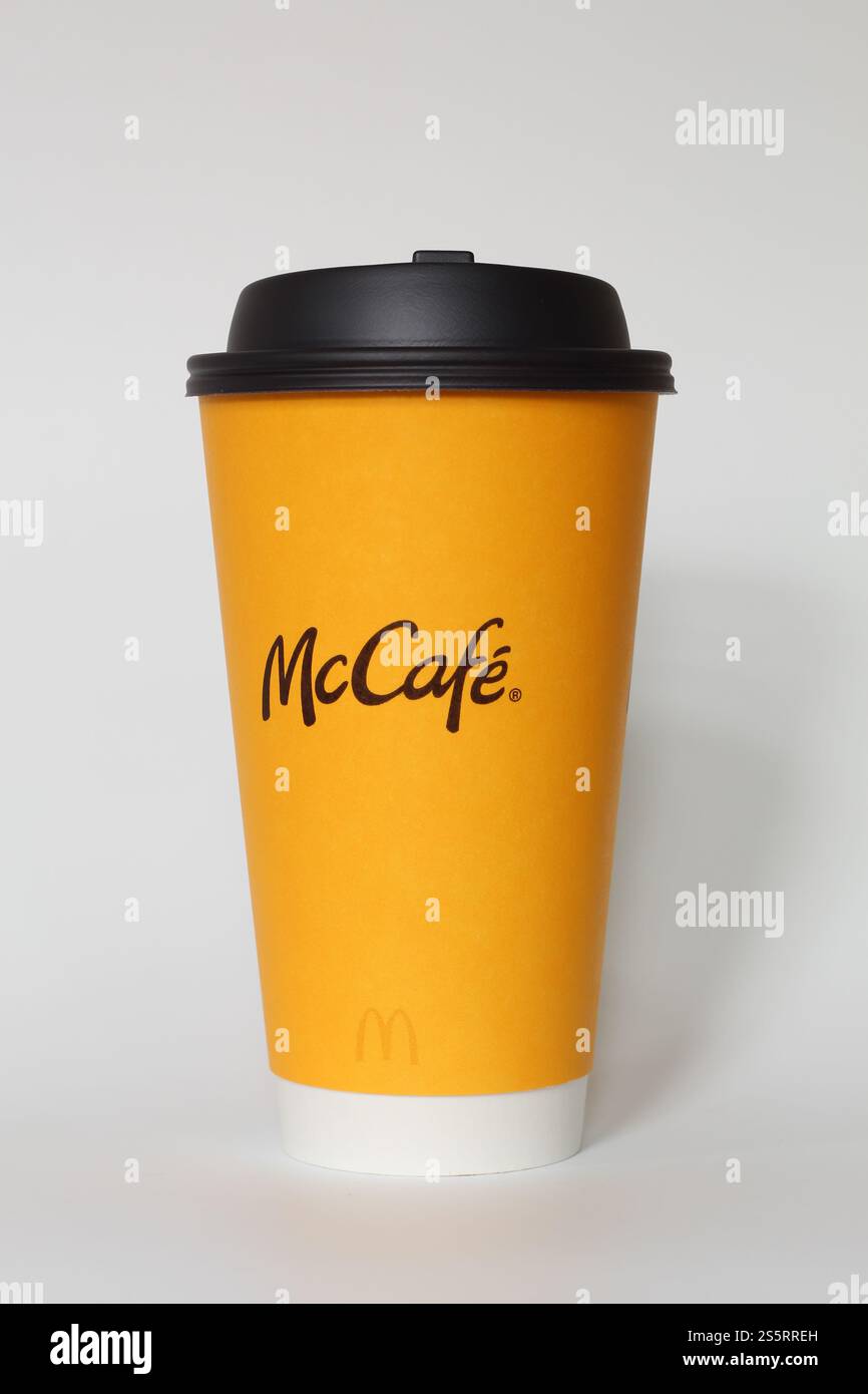 Houston, Texas, États-Unis - 14 janvier 2025 : grande tasse de café McDonald's McCafe avec fond blanc. Banque D'Images