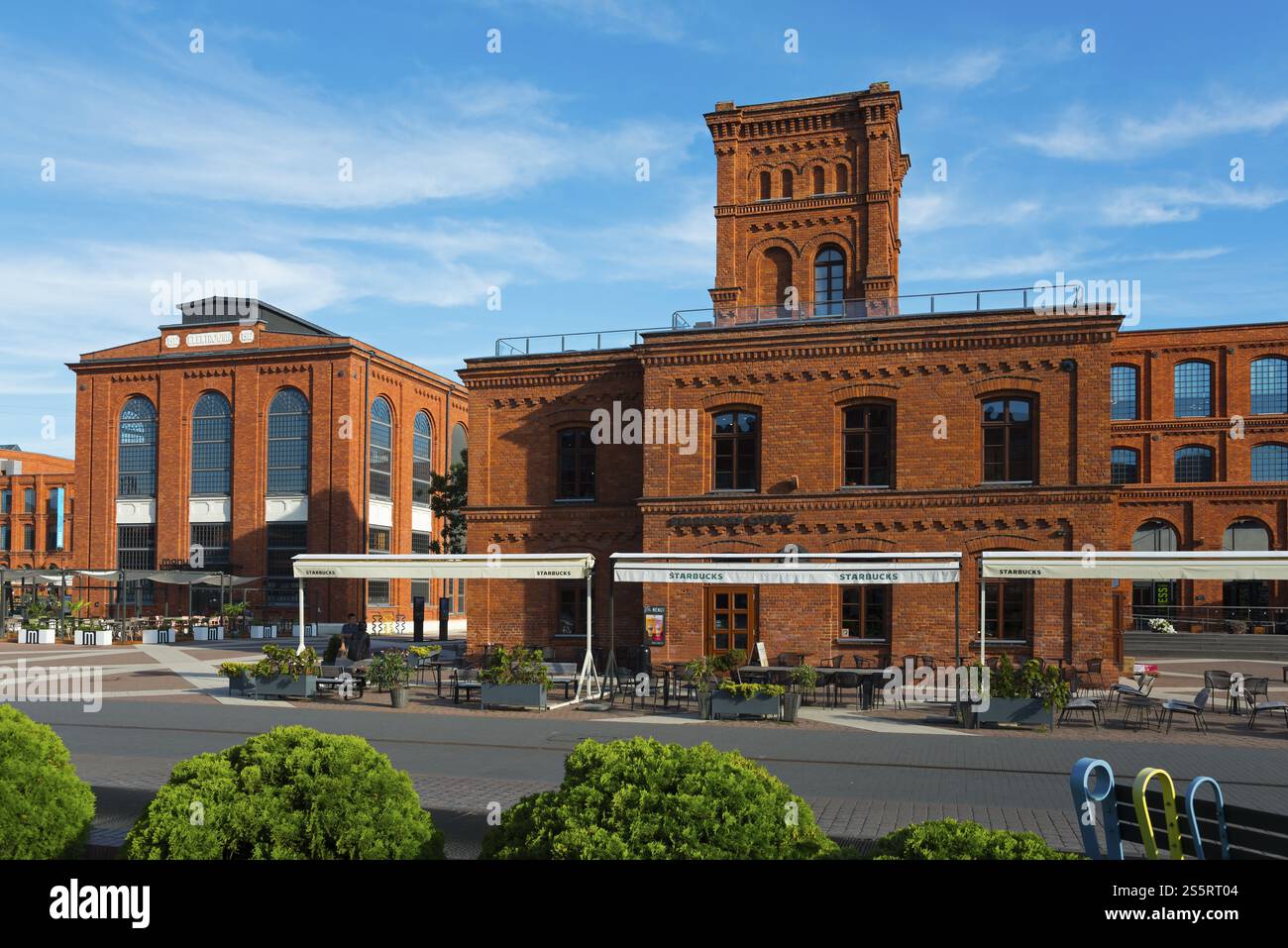 Bâtiment en briques avec tour et fenêtres caractéristiques sur une place de la ville, Manufaktura, Lodz, Lodz, Lodz, Pologne, Europe Banque D'Images