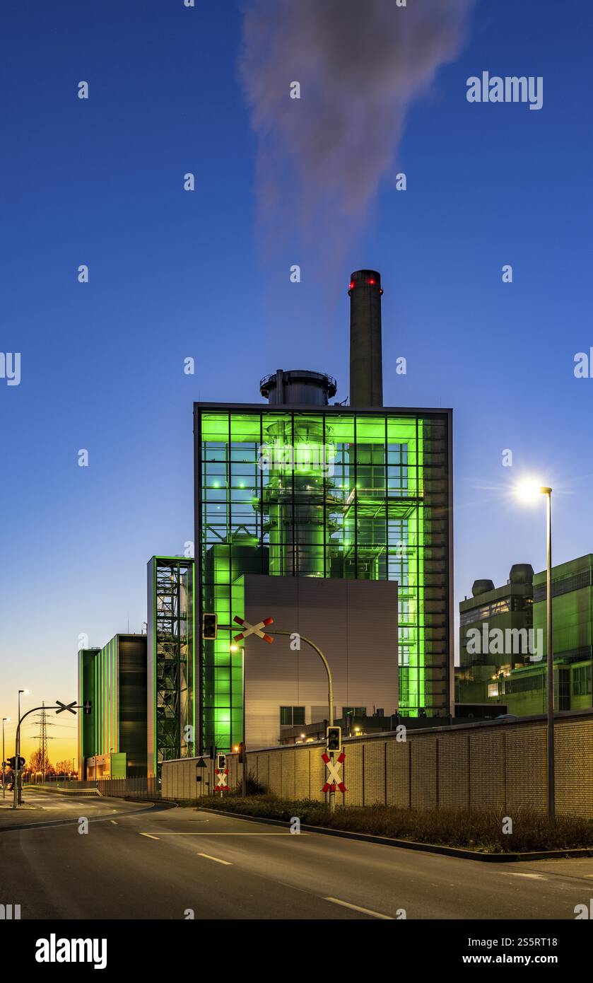 La centrale combinée de chaleur et d'électricité Lausward à Duesseldorf, centrale à turbine à gaz et à vapeur, exploitée par Stadtwerke Duesseldorf et EnBW, dans le harb Banque D'Images