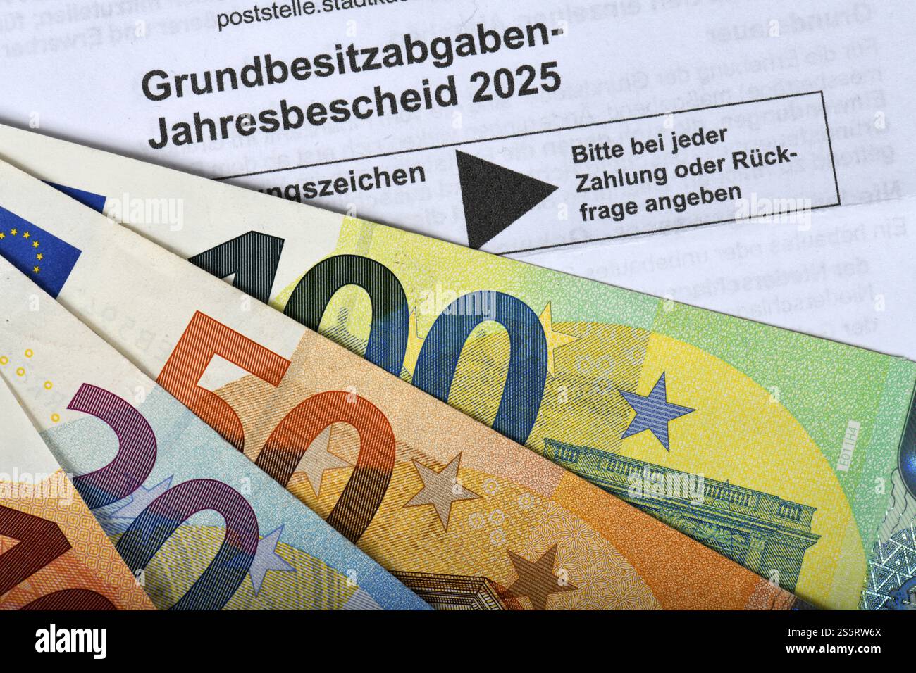 Impôt foncier évaluation fiscale annuelle 2025, image symbolique réforme de l'impôt foncier, impôt foncier, évaluation, réforme, évaluation fiscale, bureau des impôts, billets de banque, Banque D'Images Impôt foncier évaluation fiscale annuelle 2025, image symbolique réforme de l'impôt foncier, impôt foncier, évaluation, réforme, évaluation fiscale, bureau des impôts, billets de banque, Banque D'Images