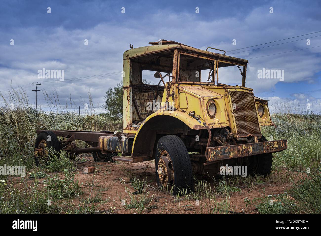 Ford Canada, année de fabrication 1944, vieux camion à plateau, épave de voiture classique, Mullewa, Australie occidentale, Australie, Océanie Banque D'Images