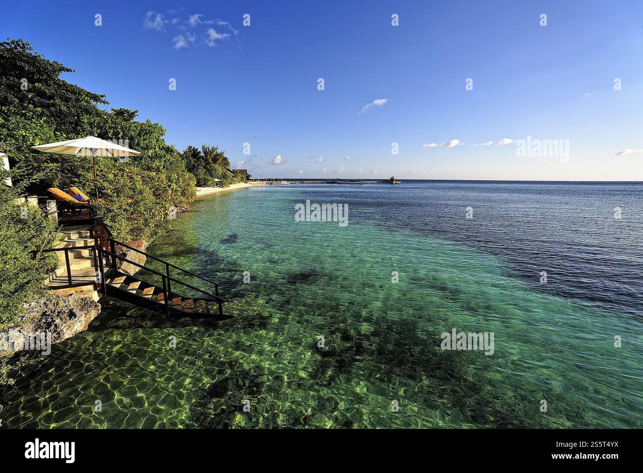 Une photo d'un beau complexe entouré par la nature Banque D'Images