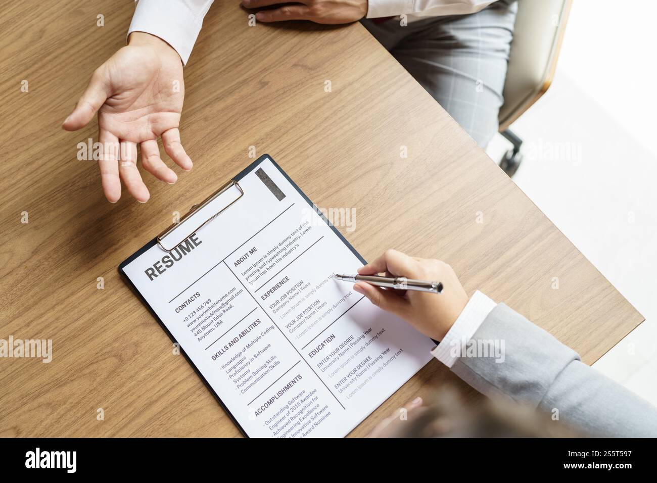 Examinateur lisant un curriculum vitae pendant l'entrevue d'emploi au bureau concept des affaires et des ressources humaines. Banque D'Images