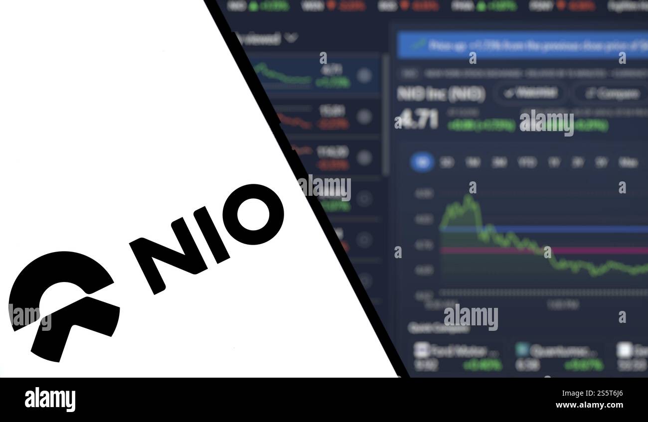 Le logo NIO est affiché sur le smartphone. Nio Inc est une société chinoise multinationale de fabrication automobile Banque D'Images