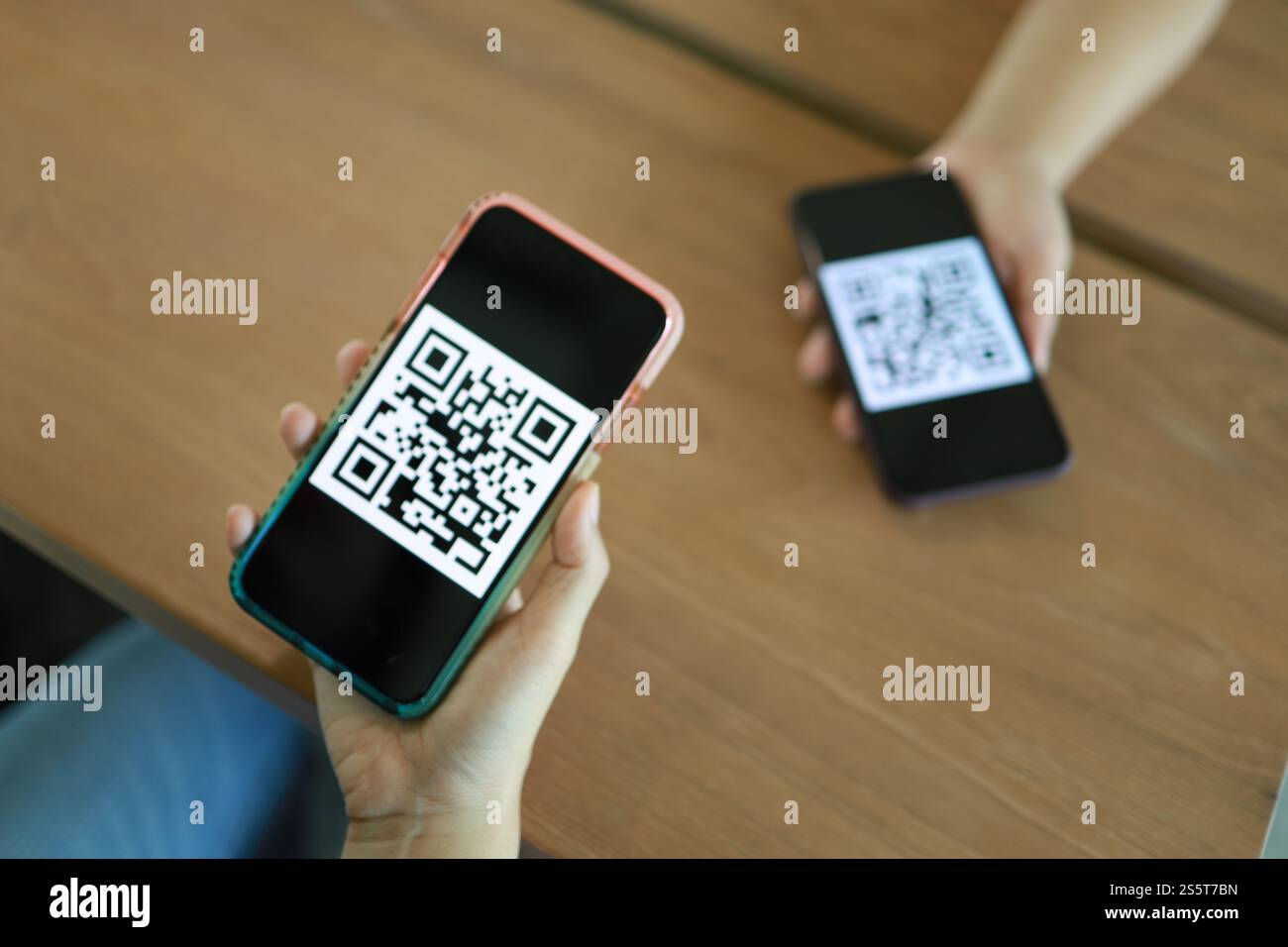 Paiement par code QR. Portefeuille électronique. Femme scannant le code QR concept de technologie d'achat en ligne cashless Banque D'Images