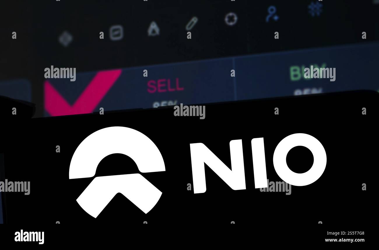 Le logo NIO est affiché sur le smartphone. Nio Inc est une société chinoise multinationale de fabrication automobile Banque D'Images