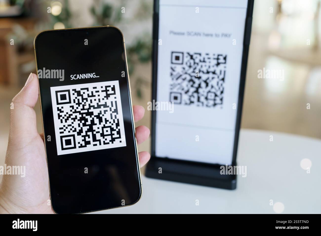 Paiement par code QR. E portefeuille. Man scan tag accepté générer paiement numérique sans argent.scan code QR en ligne shopping paiement sans espèces et Banque D'Images