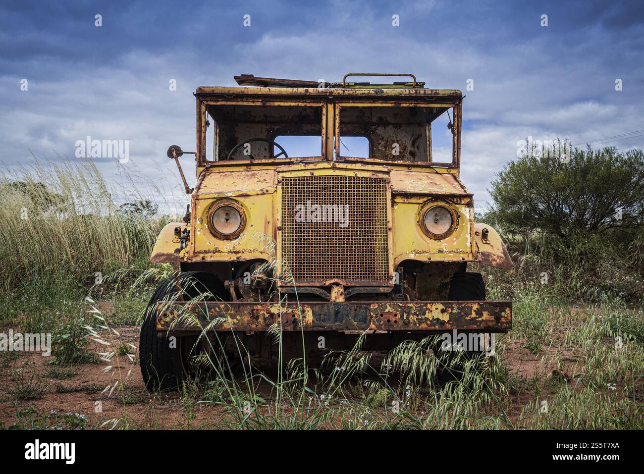 Ford Canada, année de fabrication 1944, vieux camion à plateau, épave de voiture classique, Mullewa, Australie occidentale, Australie, Océanie Banque D'Images
