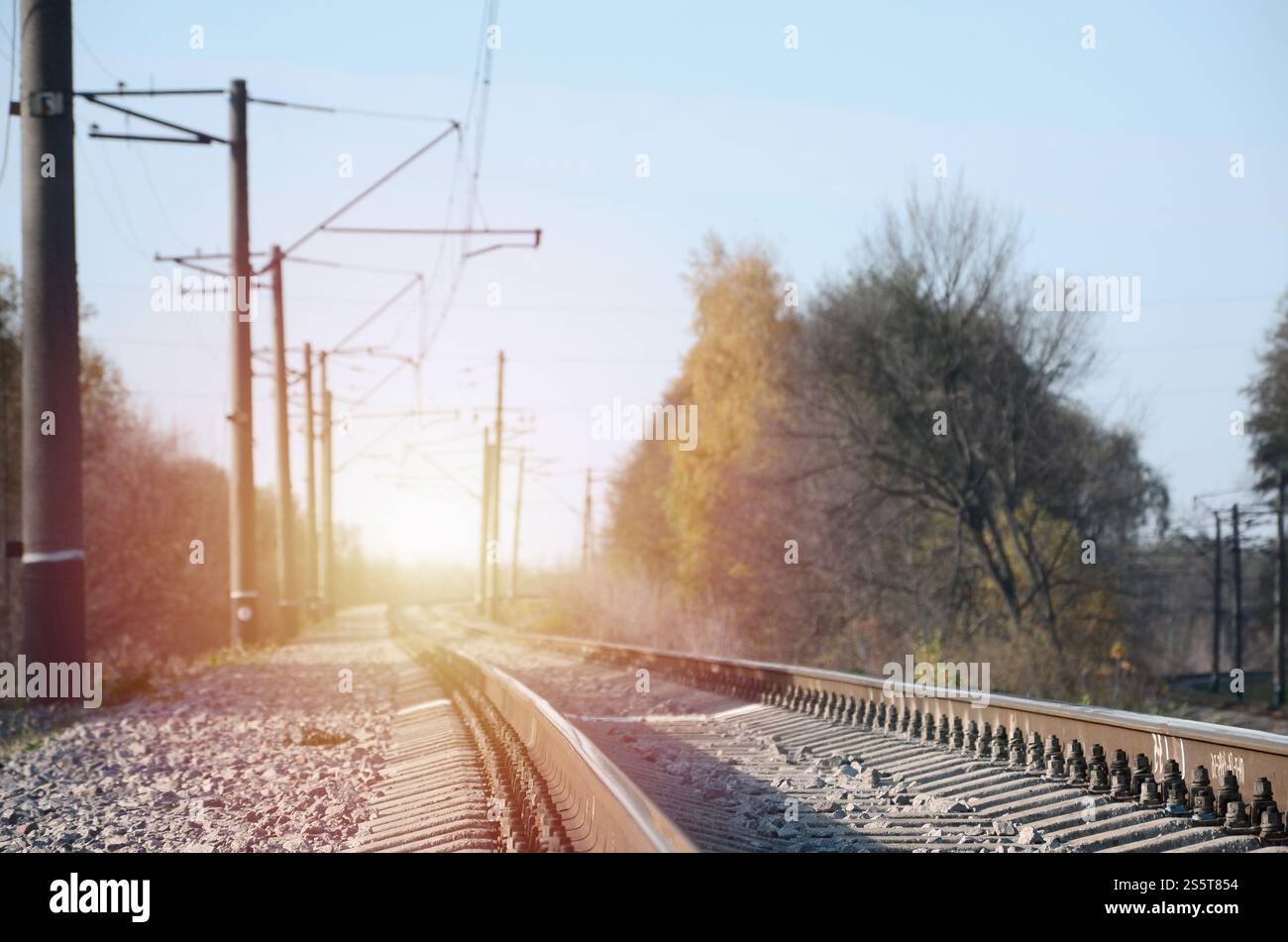 Automne paysage industriel. Dans la distance de recul de fer parmi les arbres d'automne jaune et vert Banque D'Images