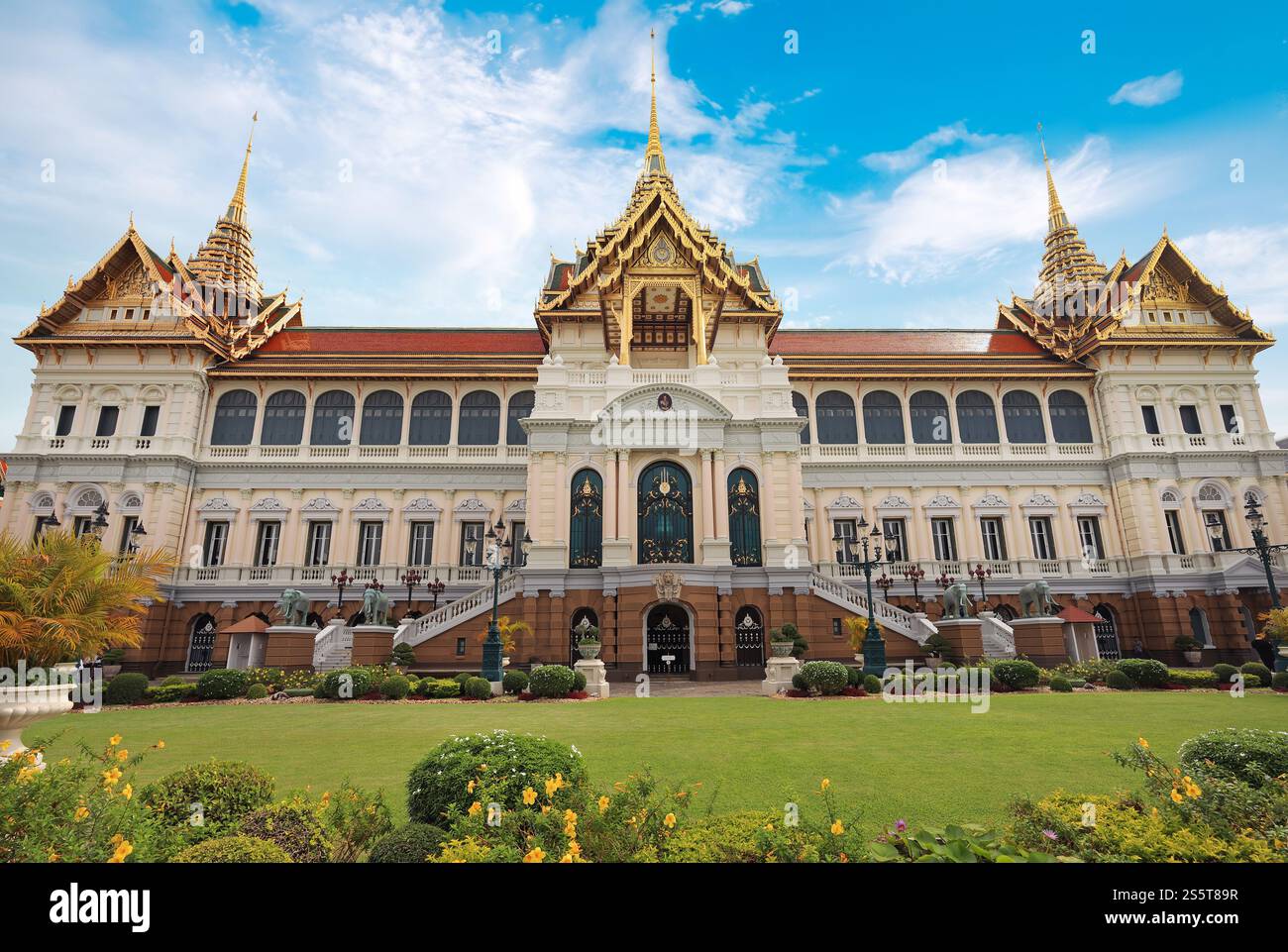 Grand Palais Royal dans avec le ciel bleu sur le fond à Bangkok, Thaïlande Banque D'Images