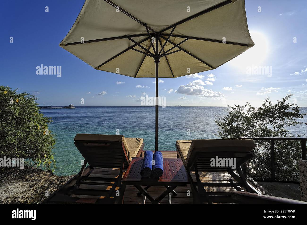 Une photo d'un beau complexe entouré par la nature Banque D'Images