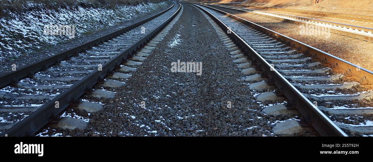 Détails chemin de fer d'hiver russe enneigé sous la lumière du soleil. Les rails et les traverses sous la neige de décembre. Chemins de fer russes en détail. Hiver Banque D'Images