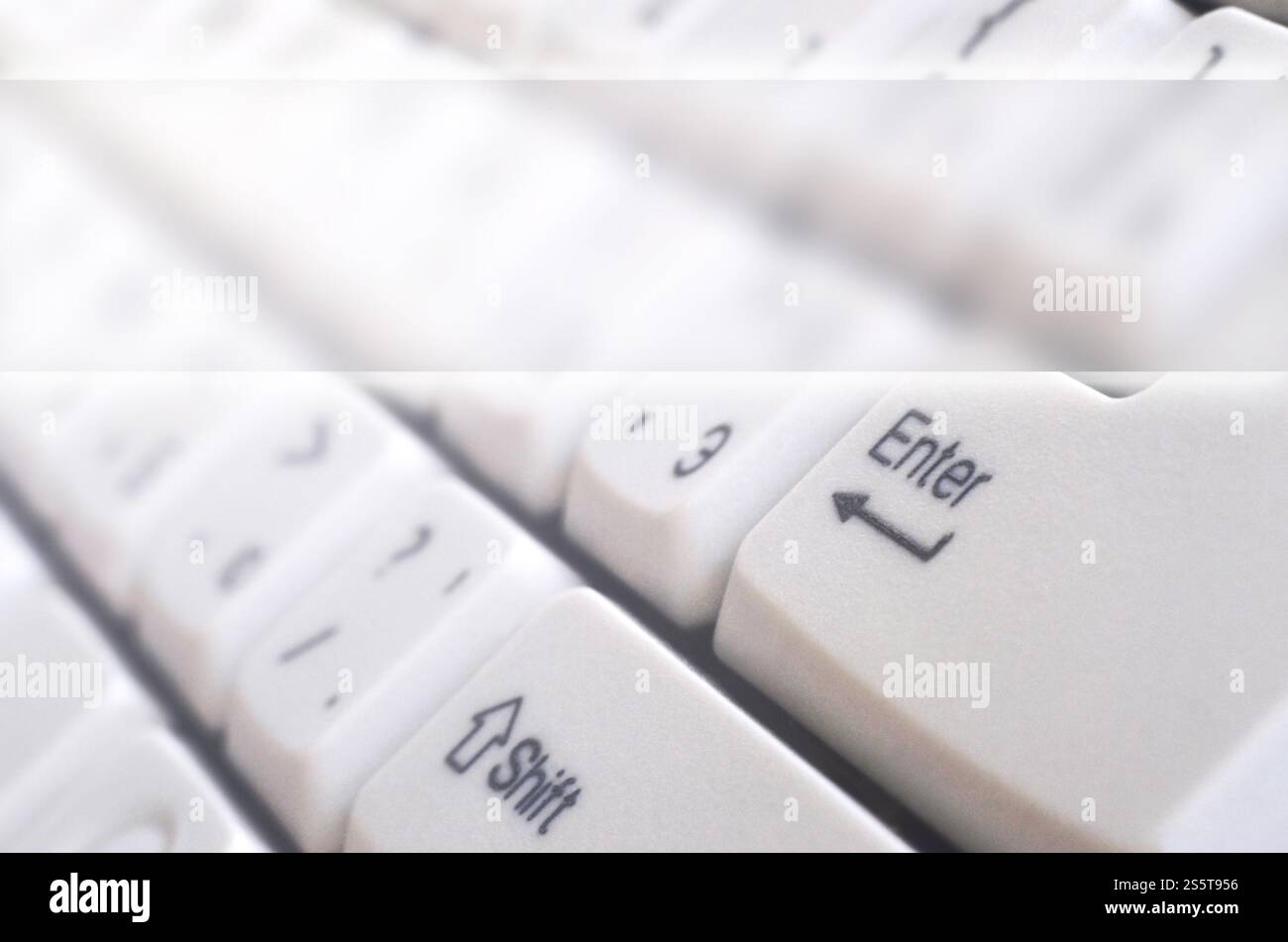 Gros plan de l'ordinateur clavier blanc classique avec des lettres en anglais et en russe avec l'exemplaire de l'espace Banque D'Images