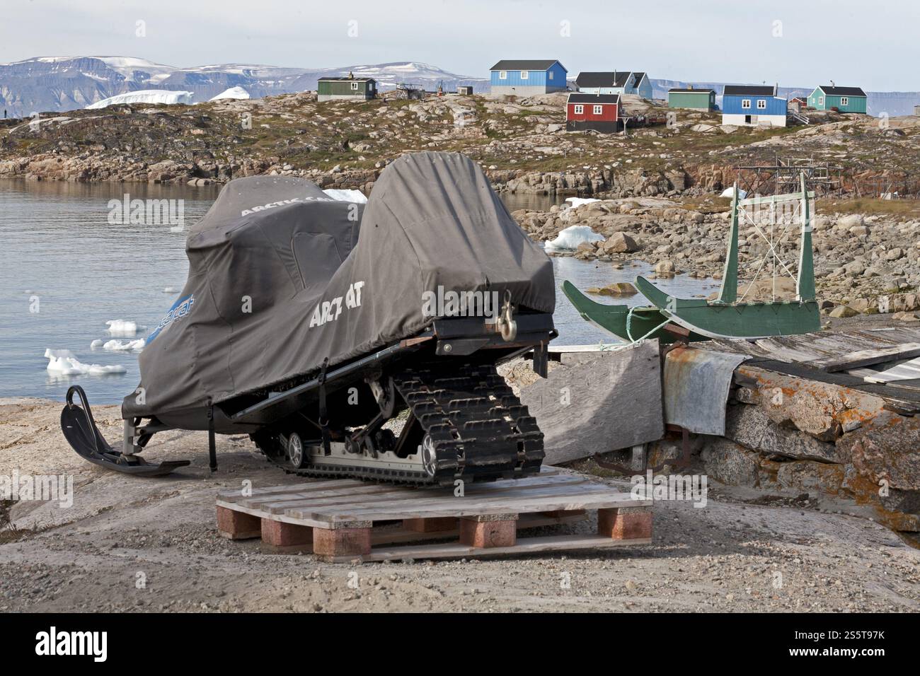 Motoneiges à côté de traîneaux à chiens à Saqqaq, Groenland, Amérique du Nord Banque D'Images