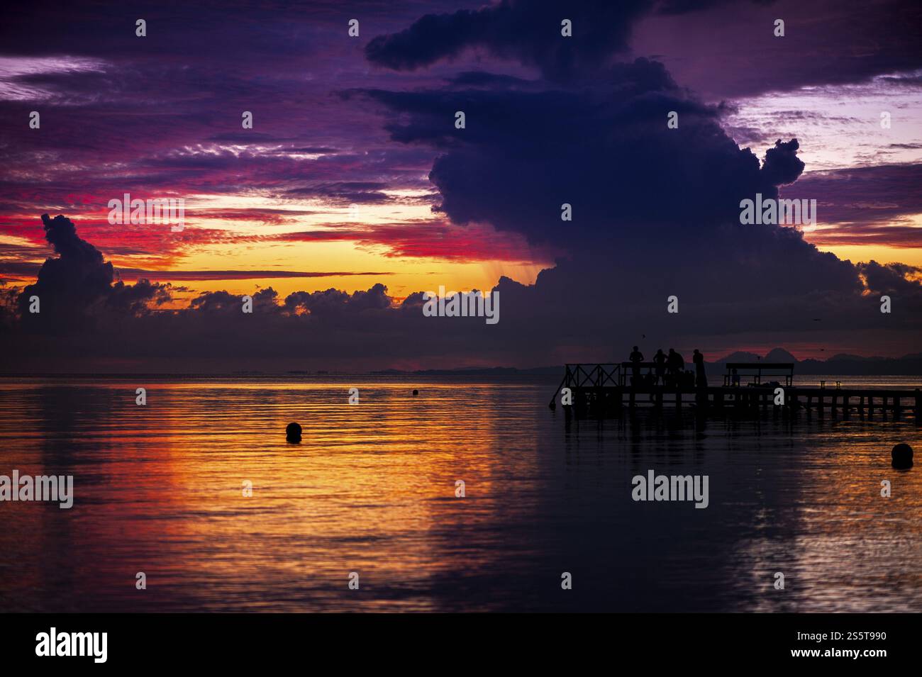 Une belle photo de la mer au coucher du soleil Banque D'Images