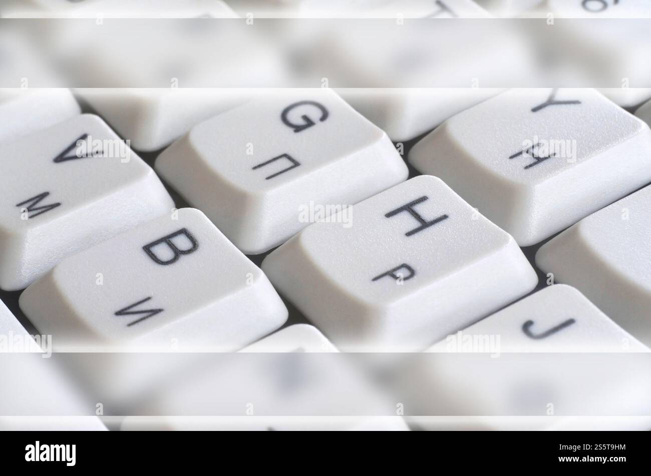 Gros plan de l'ordinateur clavier blanc classique avec des lettres en anglais et en russe avec l'exemplaire de l'espace Banque D'Images