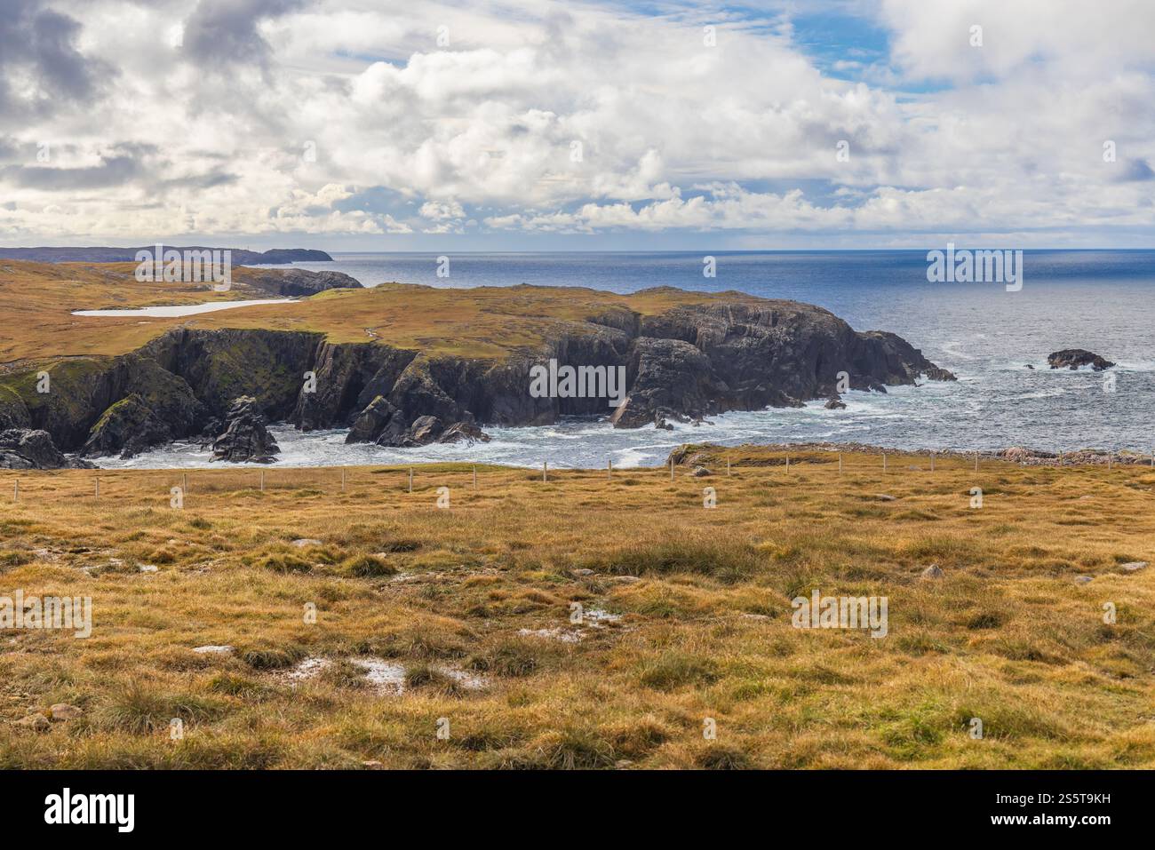 Écosse, Hébrides. Île de Lewis, Aird Uig. Côte accidentée de Gallan Head. Landes. Banque D'Images