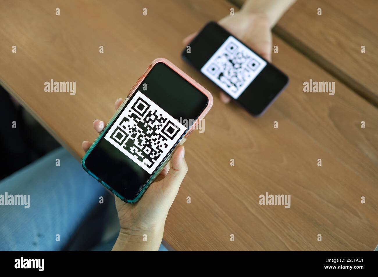 Paiement par code QR. Portefeuille électronique. Femme scannant le code QR concept de technologie d'achat en ligne cashless Banque D'Images