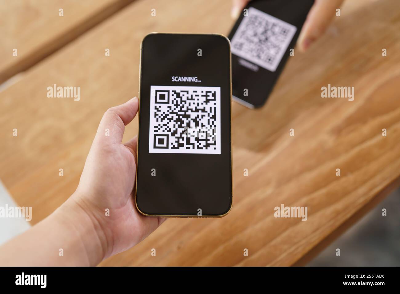 Paiement par code QR. E portefeuille. Man scan tag accepté générer paiement numérique sans argent.scan code QR en ligne shopping paiement sans espèces et Banque D'Images