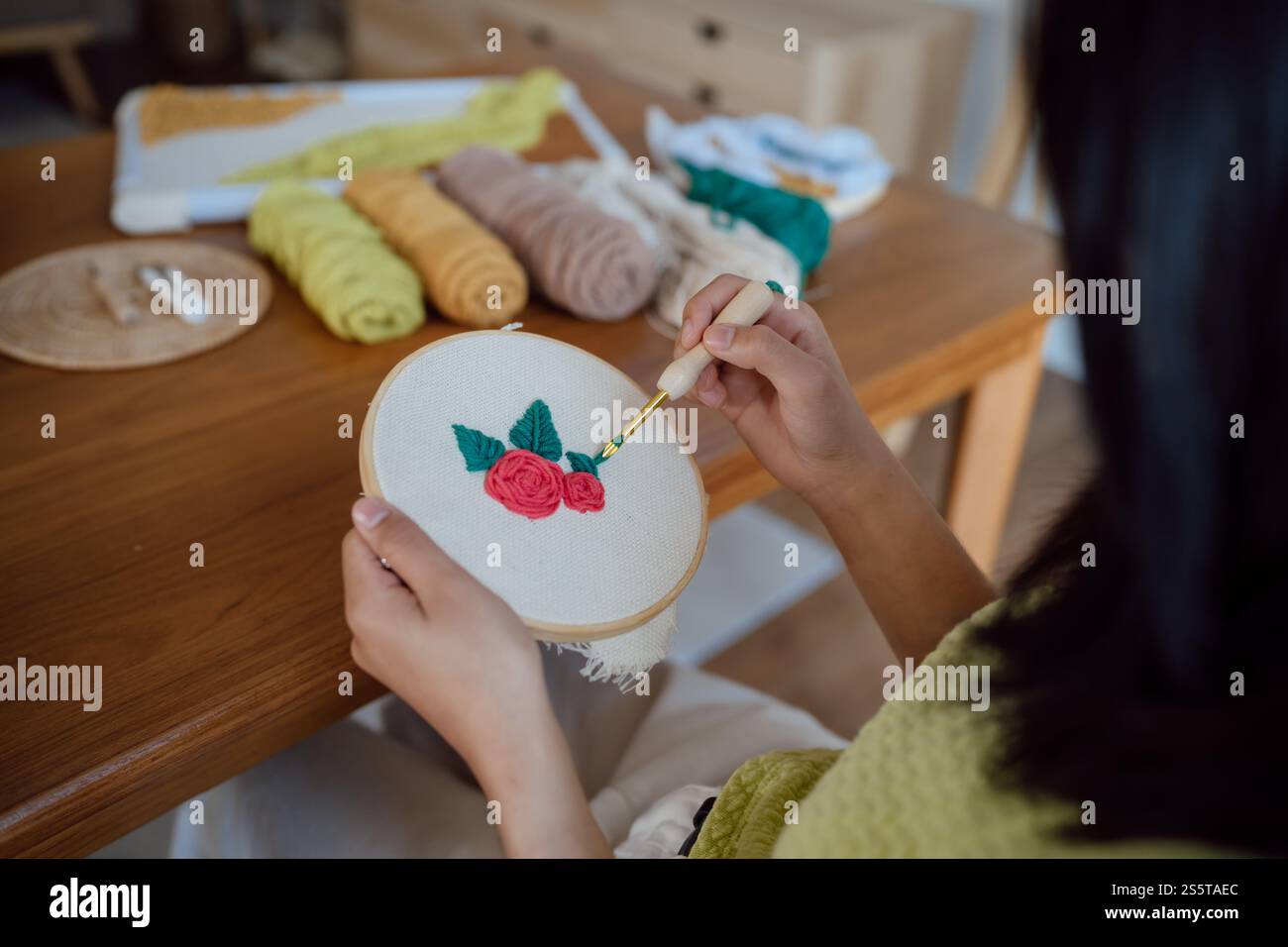 Aiguille perforée. Femme asiatique faisant tricoter Hobby à la main dans l'atelier de studio. Designer Workplace projet artisanal fait à la main concept de broderie DIY Banque D'Images