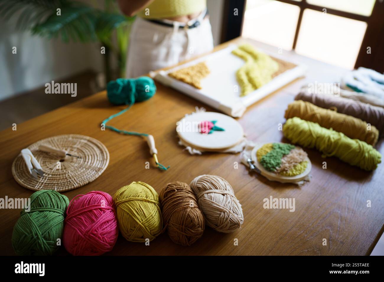 Aiguille perforée. Femme asiatique faisant tricoter Hobby à la main dans l'atelier de studio. Designer Workplace projet artisanal fait à la main concept de broderie DIY Banque D'Images