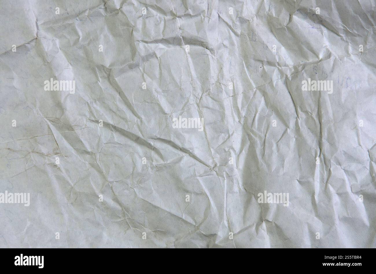 Fond blanc froissé. Peinture de couverture de livre pastels, vue de dessus ; surface grunge grise feuille de parchemin vide. Affiche d'art au-dessus des plis Banque D'Images
