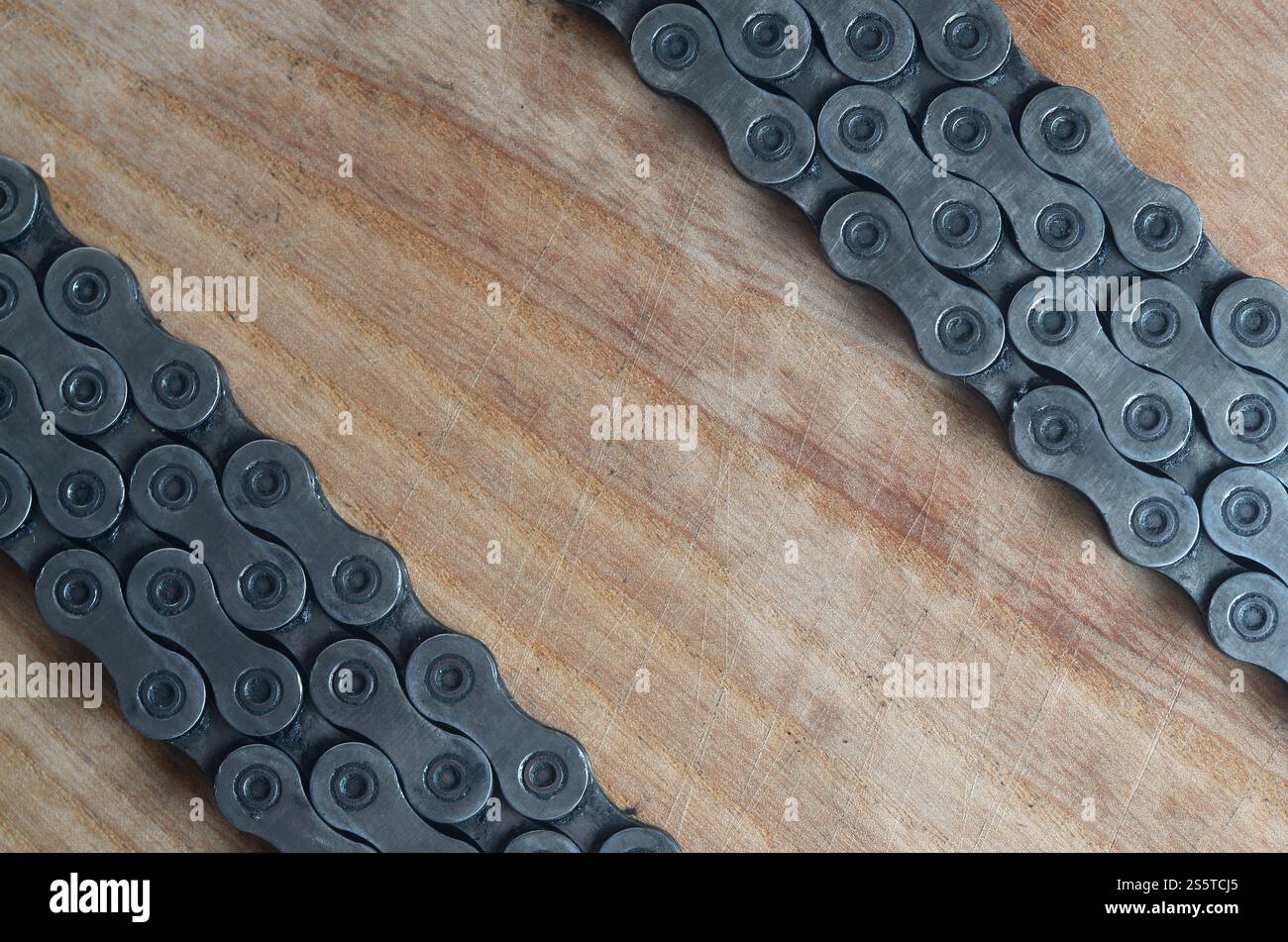 Chaîne sale et huileuse d'un vélo de montagne couché sur une table en bois dans un magasin de vélos. Un des principaux éléments de la transmission du couple sur les vélos Banque D'Images