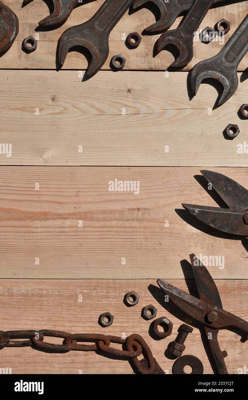 Un ensemble d'outils vieux et rouillés pour bricoleur. Beaucoup d'outils ménagers obsolètes en métal rouillé reposent sur une table en bois dans l'atelier. Le concept de Banque D'Images