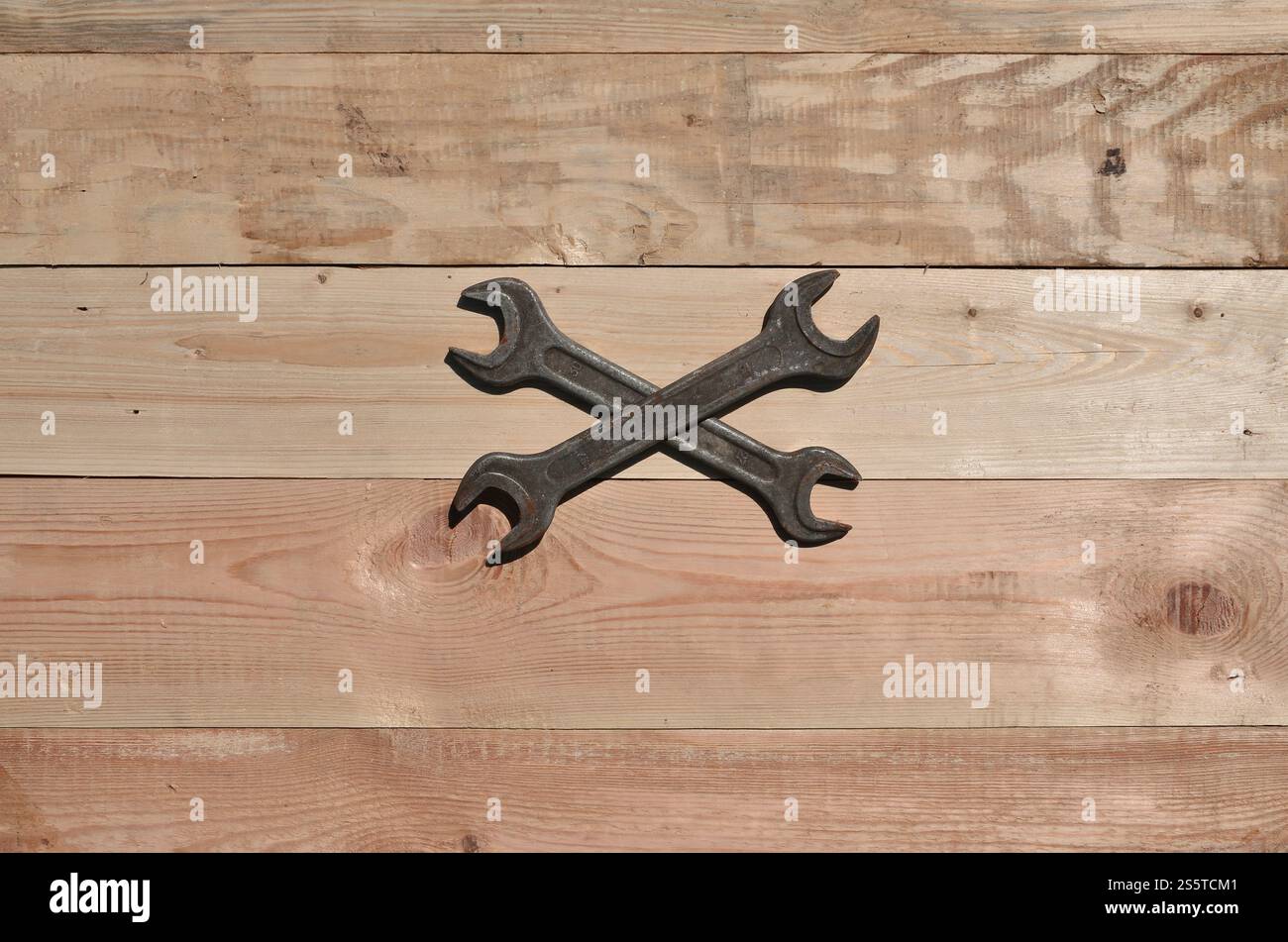 Quelques clés rouillées sur un fond en bois. Des outils ménagers obsolètes en métal rouillé reposent sur une table en bois dans un atelier. Le concept de réparation Banque D'Images