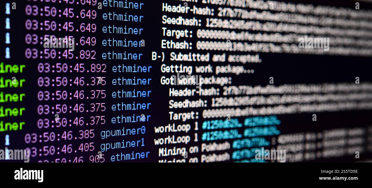 Macro snapshot de l'interface du programme pour l'extraction de crypto-monnaie sur le moniteur d'un ordinateur de bureau. Le concept de minage de bitcoins. Le flux de Banque D'Images