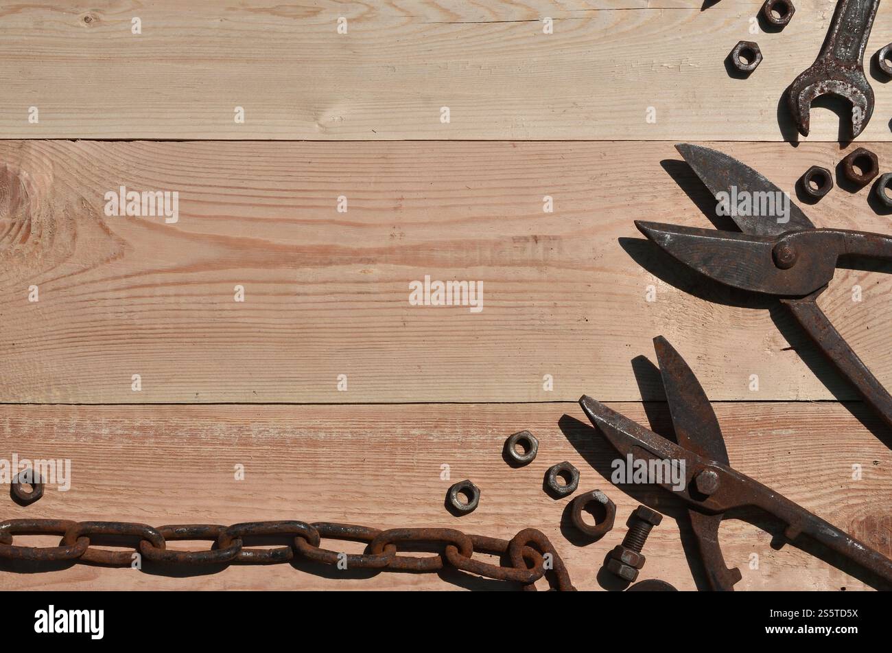 Un ensemble d'outils vieux et rouillés pour bricoleur. Beaucoup d'outils ménagers obsolètes en métal rouillé reposent sur une table en bois dans l'atelier. Le concept de Banque D'Images