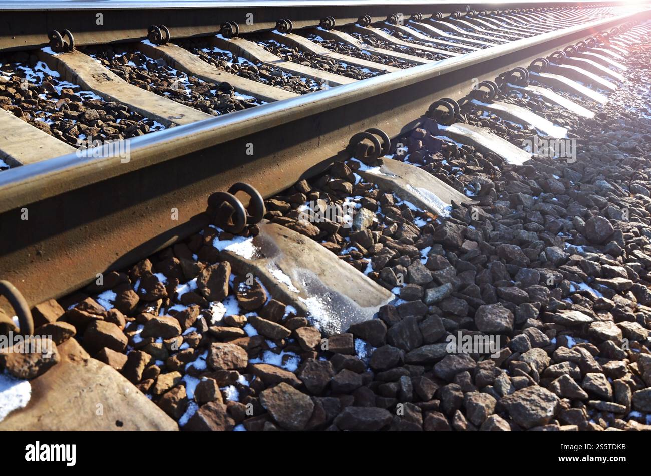 Détails chemin de fer d'hiver russe enneigé sous la lumière du soleil. Les rails et les traverses sous la neige de décembre. Chemins de fer russes en détail. Hiver Banque D'Images
