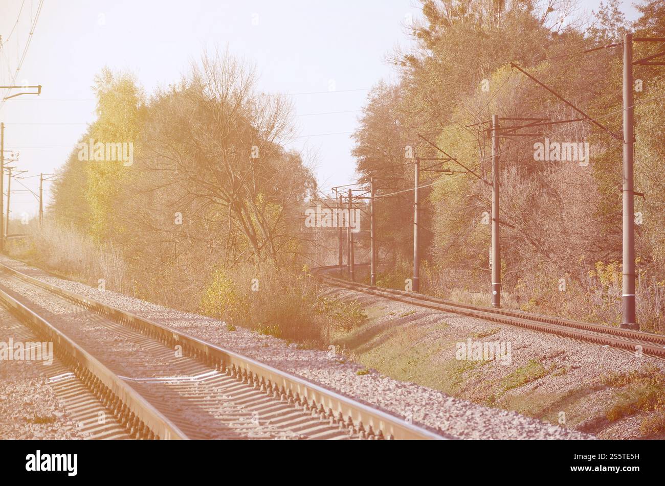 Automne paysage industriel. Dans la distance de recul de fer parmi les arbres d'automne jaune et vert Banque D'Images