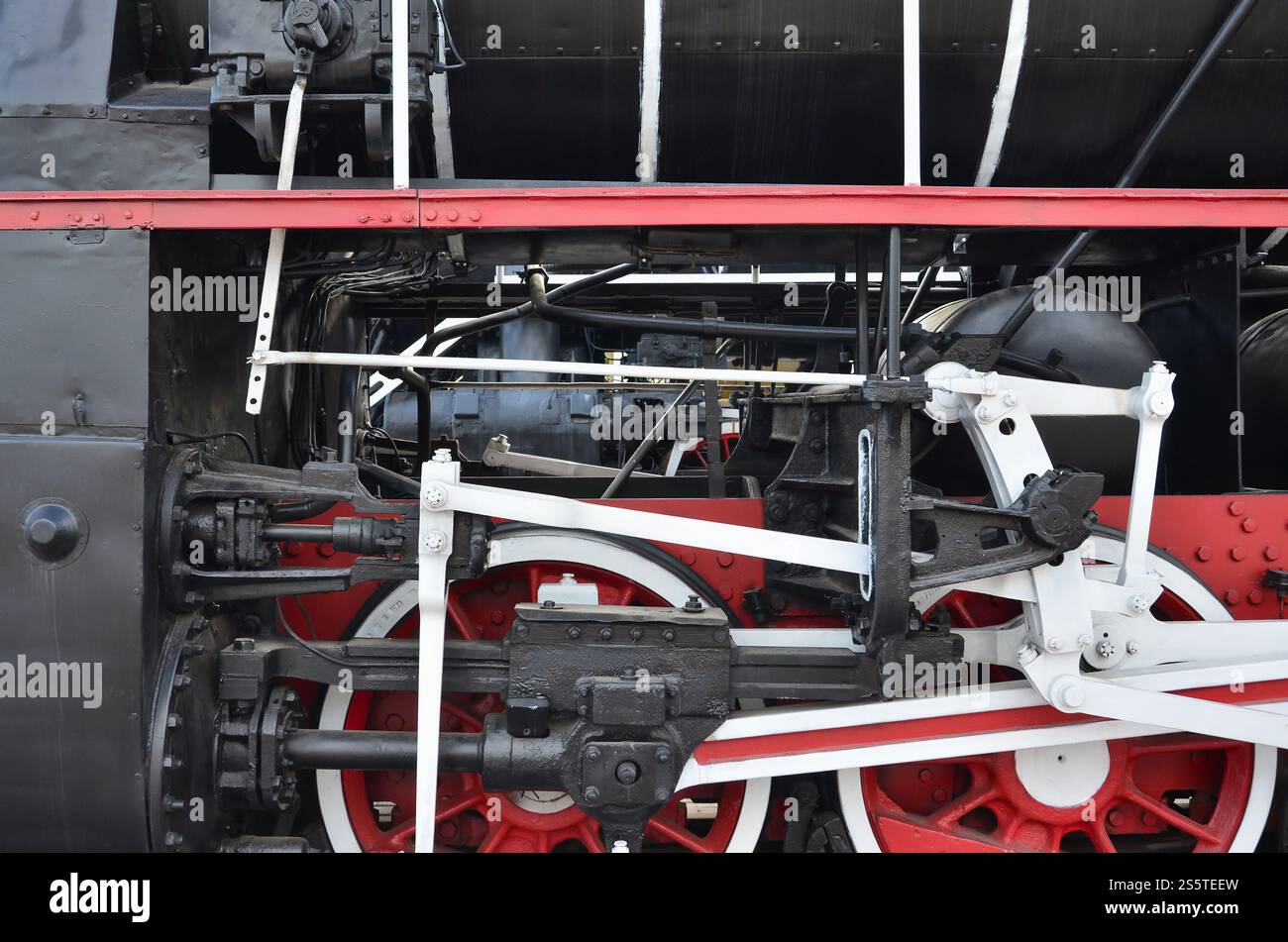 Roues de la vieille locomotive à vapeur noir de l'époque soviétique. Le côté de la locomotive avec les éléments de la technologie rotative de vieux trains Banque D'Images