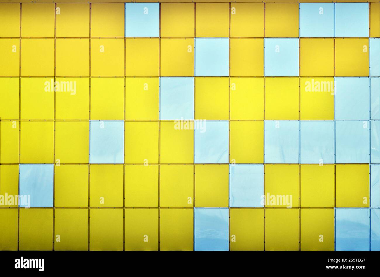 La texture du mur métallique, encadrée sous la forme de carrés colorés de deux couleurs. Conception murale moderne pour l'extérieur du résidentiel et du bureau Banque D'Images
