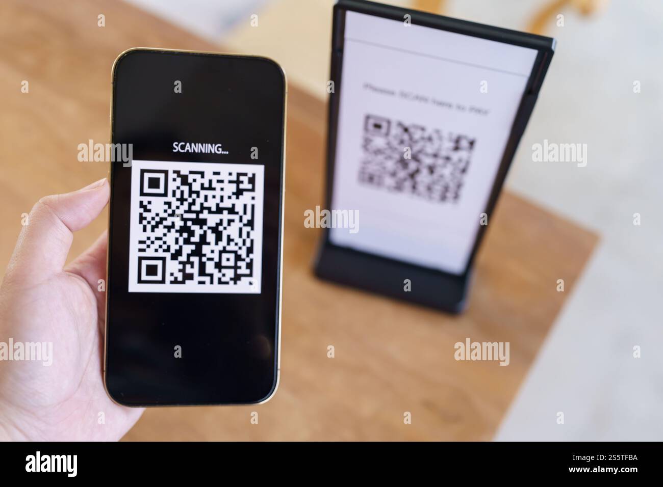 Paiement par code QR. E portefeuille. Man scan tag accepté générer paiement numérique sans argent.scan code QR en ligne shopping paiement sans espèces et Banque D'Images