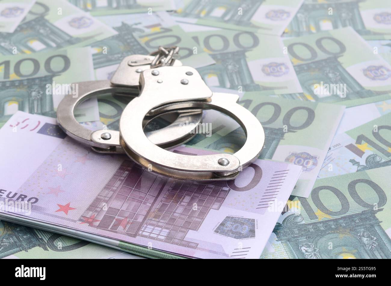 Quelques clés pour ciseaux rouillés et métal sur un fond de bois. Outils de ménage obsolètes faite de métal rouillé se coucher sur une table en bois dans un atelier. Banque D'Images