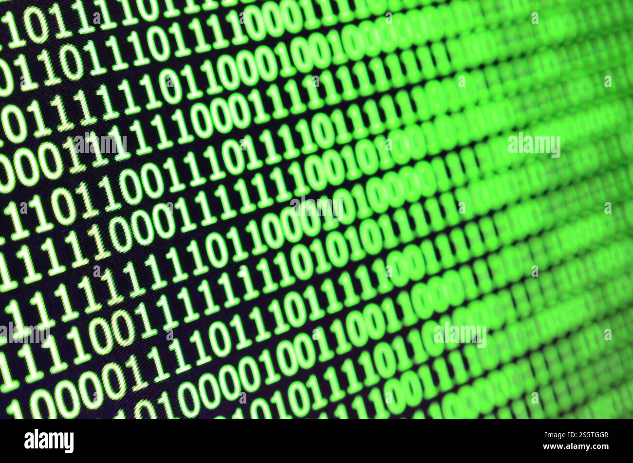 Plan macro de code binaire sur le moniteur d'un ordinateur de bureau. Le concept du travail des programmeurs. Flux de chaînes d'informations numériques Banque D'Images