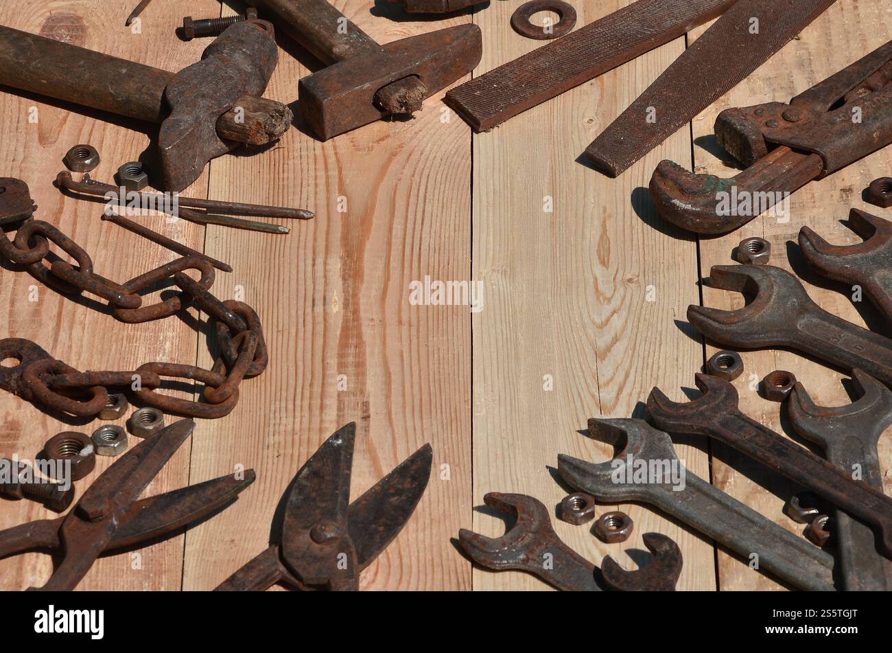 Un ensemble d'outils vieux et rouillés pour bricoleur. Beaucoup d'outils ménagers obsolètes en métal rouillé reposent sur une table en bois dans l'atelier. Le concept de Banque D'Images