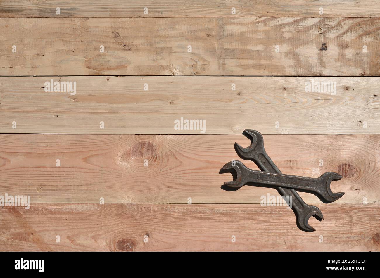 Quelques clés rouillées sur un fond en bois. Des outils ménagers obsolètes en métal rouillé reposent sur une table en bois dans un atelier. Le concept de réparation Banque D'Images