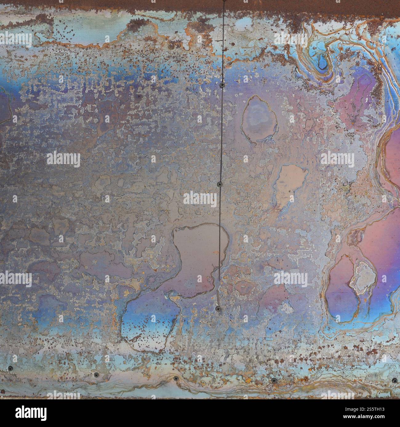 Texture de corrosion abstraite sur la tôle d'acier plaquée cuivre. Motif aléatoire dans les couleurs orange et bleu. Texture de corrosion abstraite sur le cuivre Banque D'Images
