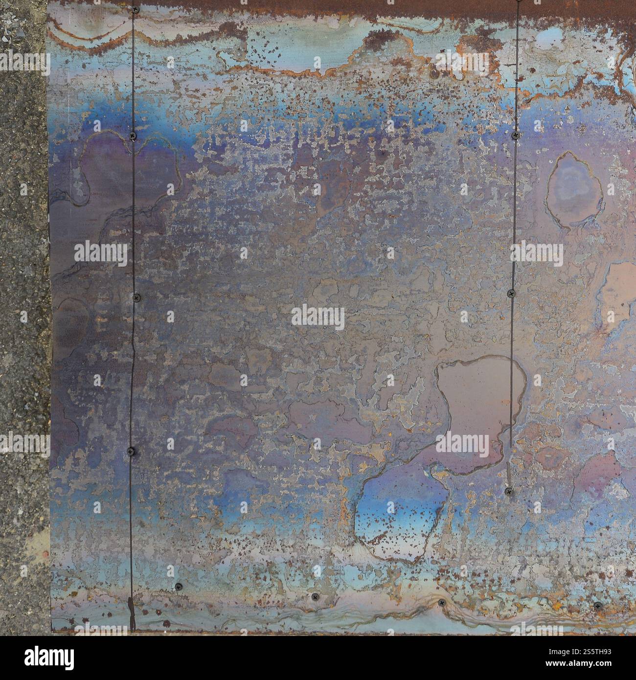 Texture de corrosion abstraite sur la tôle d'acier plaquée cuivre. Motif aléatoire dans les couleurs orange et bleu. Texture de corrosion abstraite sur le cuivre Banque D'Images